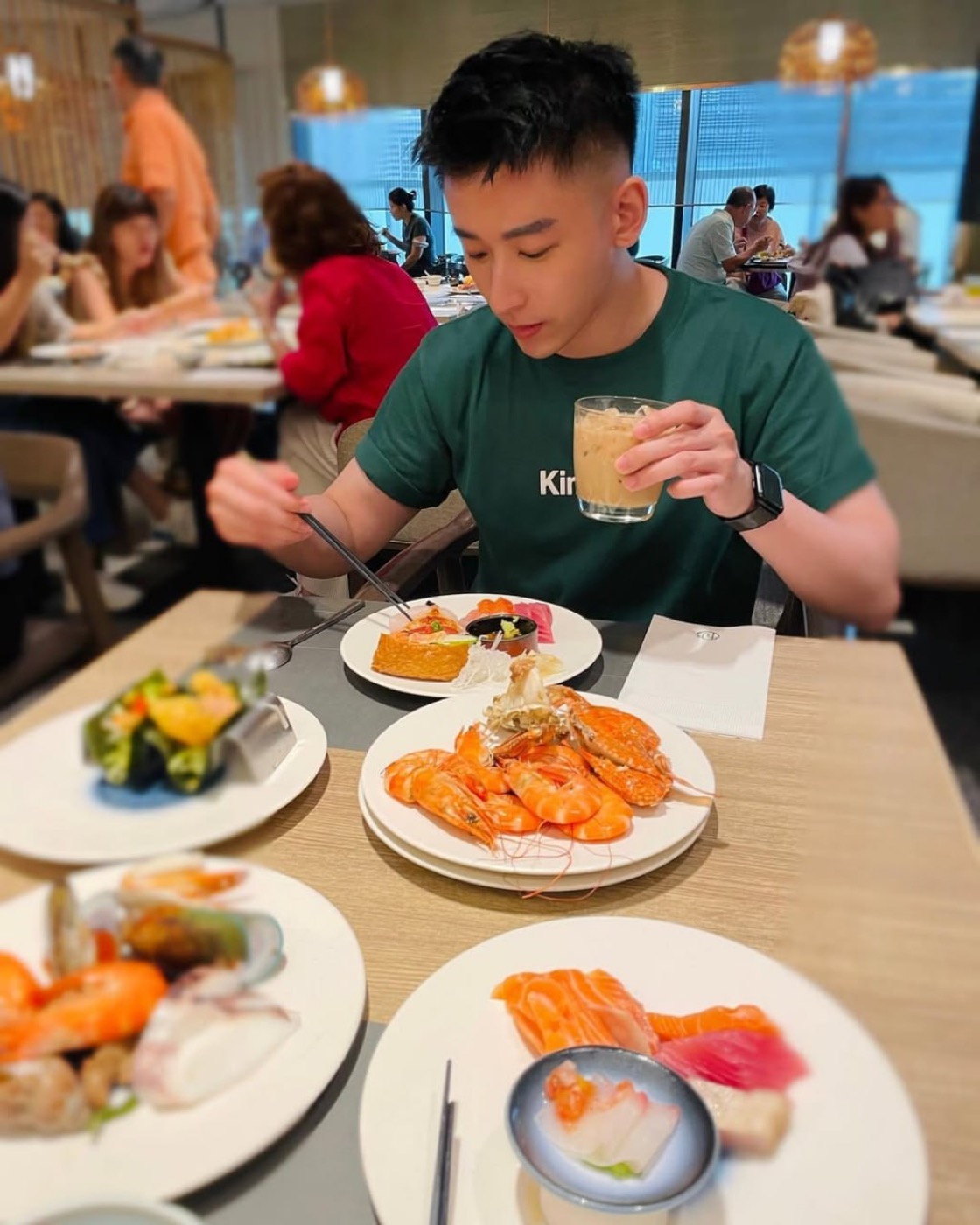 Dining live host