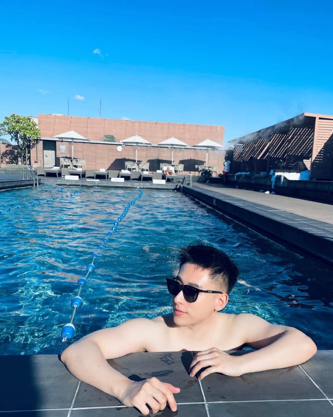 Pool live room